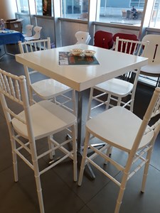 שולחנות בר עם כסאות צברי