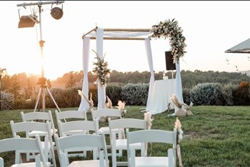 כסא מתקפל טבעי מחתונה במשק פרטי.