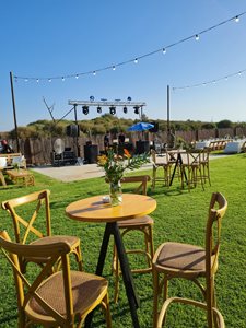 שולחן בר טוסקני וכסאות איקס בר