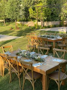 שולחן עץ שוק עם כסא איקס טבעי.