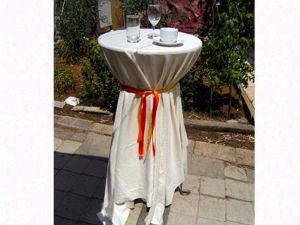 שולחן בר עגול עם מפה